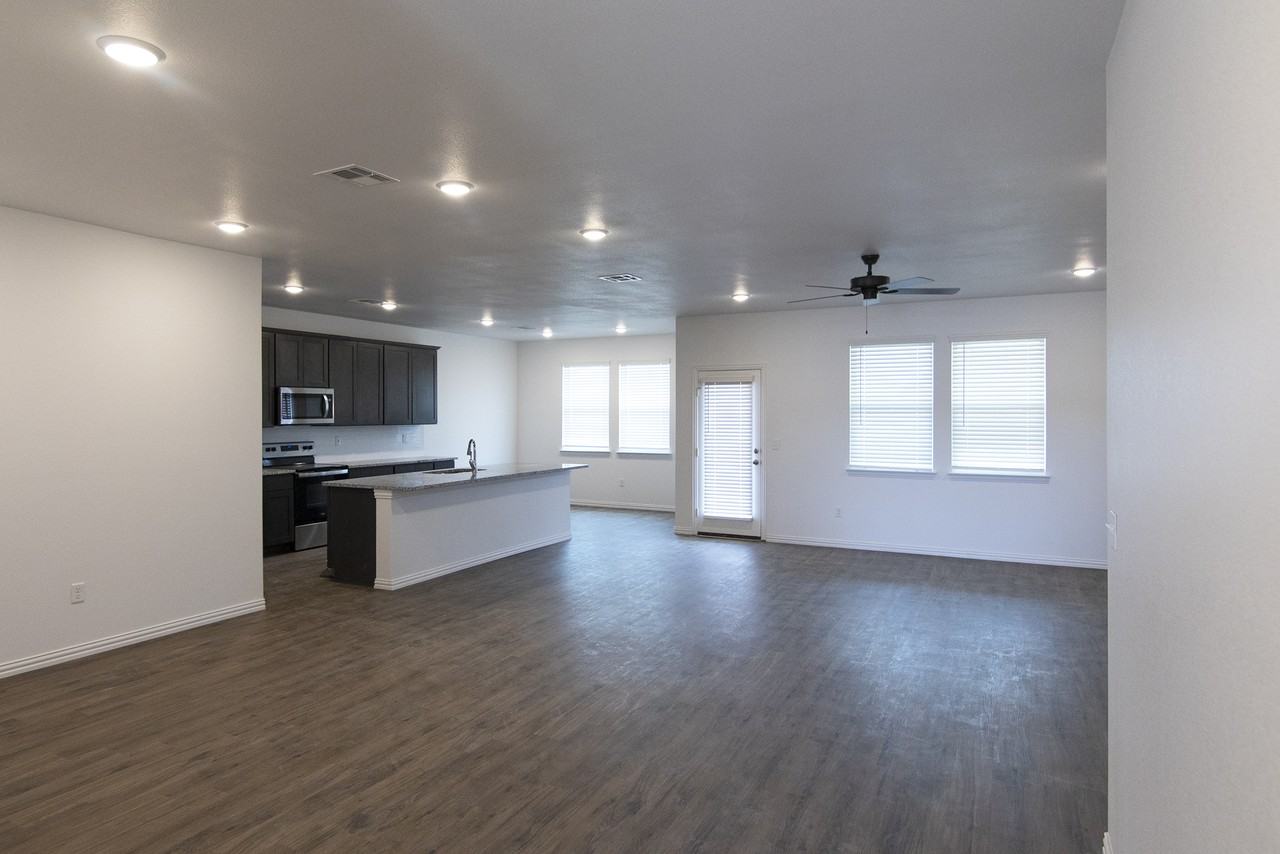 1471 Streamside Dr - Photo 3 of 9