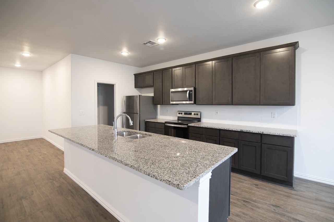 1471 Streamside Dr - Photo 4 of 9