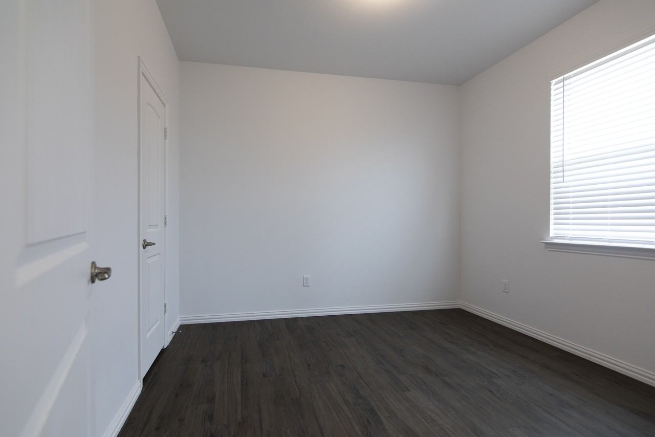 1471 Streamside Dr - Photo 5 of 9