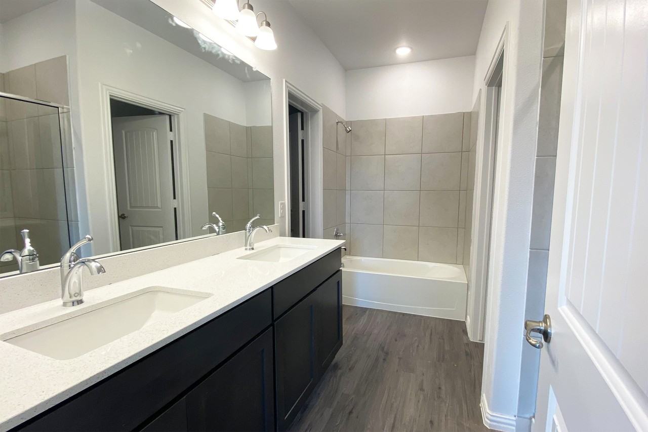 1471 Streamside Dr - Photo 7 of 9