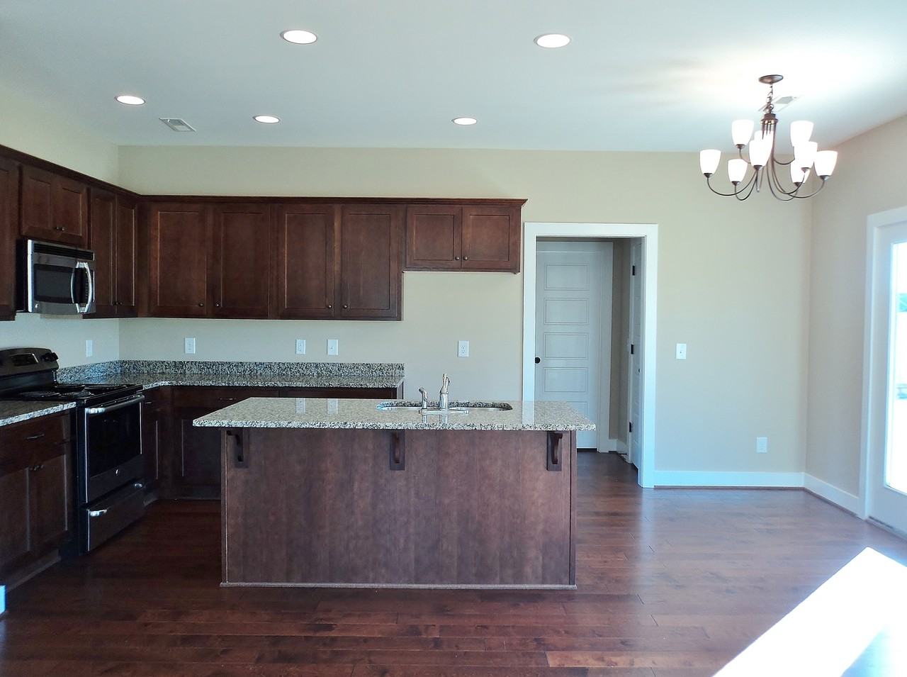 300 Oakwell Cir - Photo 3 of 18