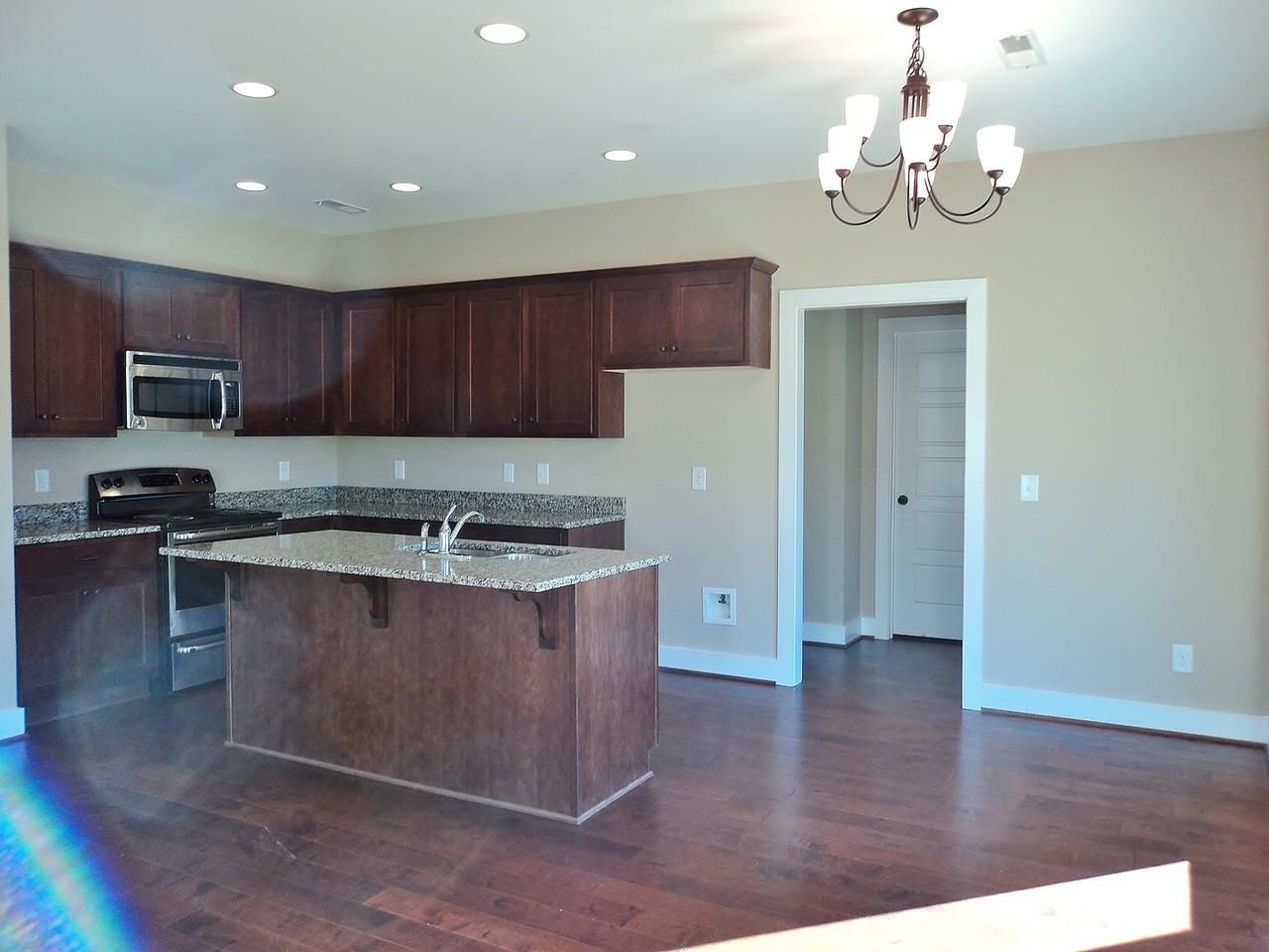 300 Oakwell Cir - Photo 4 of 18