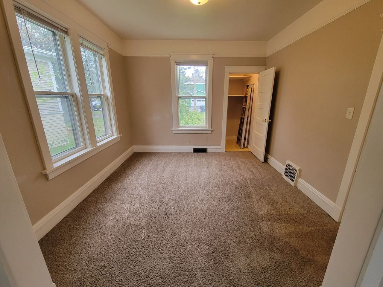 107 Norton St - Photo 7 of 33