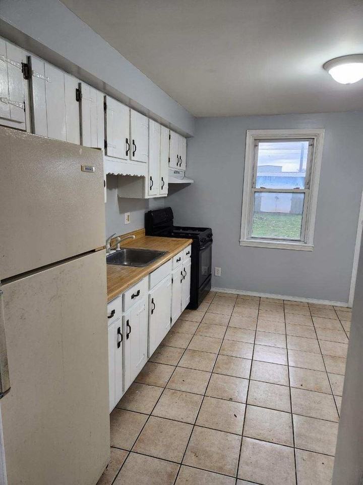 1080 Kelly Dr - Photo 3 of 4