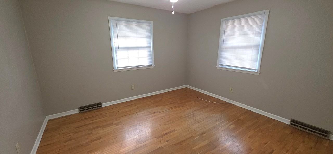 3429 S Broadway Ave - Photo 4 of 9