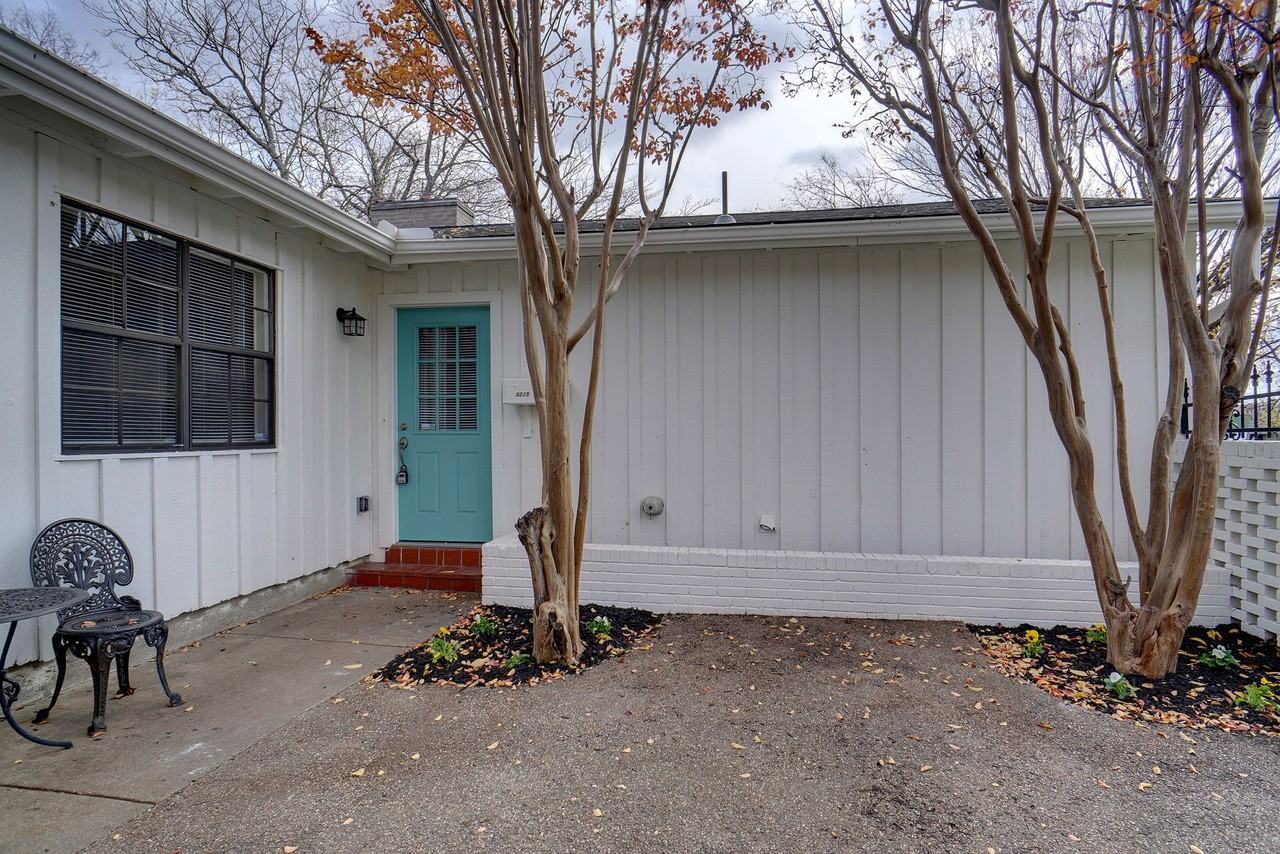 Gorgeous Two Bedroom, Two Bathroom Duplex in West Fort Worth - Photo 2 of 17