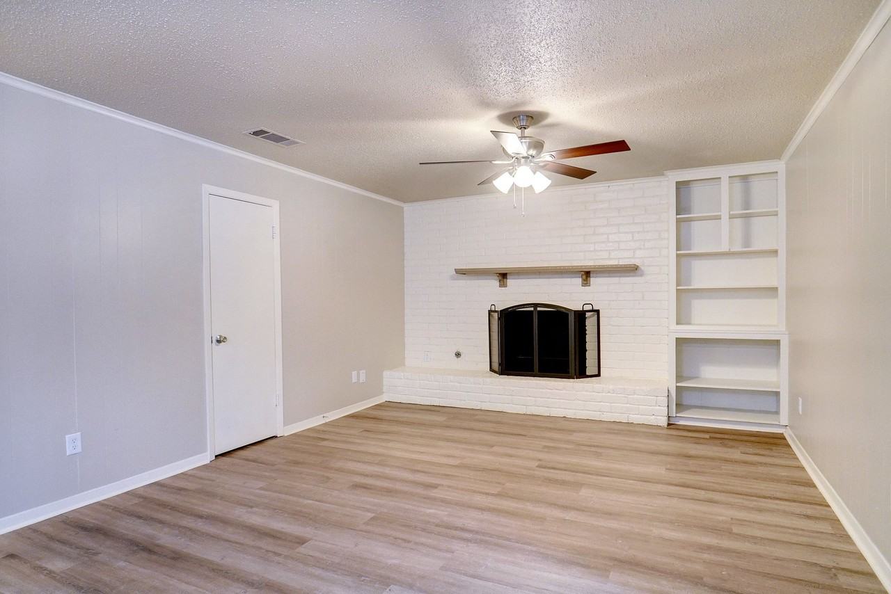 Gorgeous Two Bedroom, Two Bathroom Duplex in West Fort Worth - Photo 3 of 17