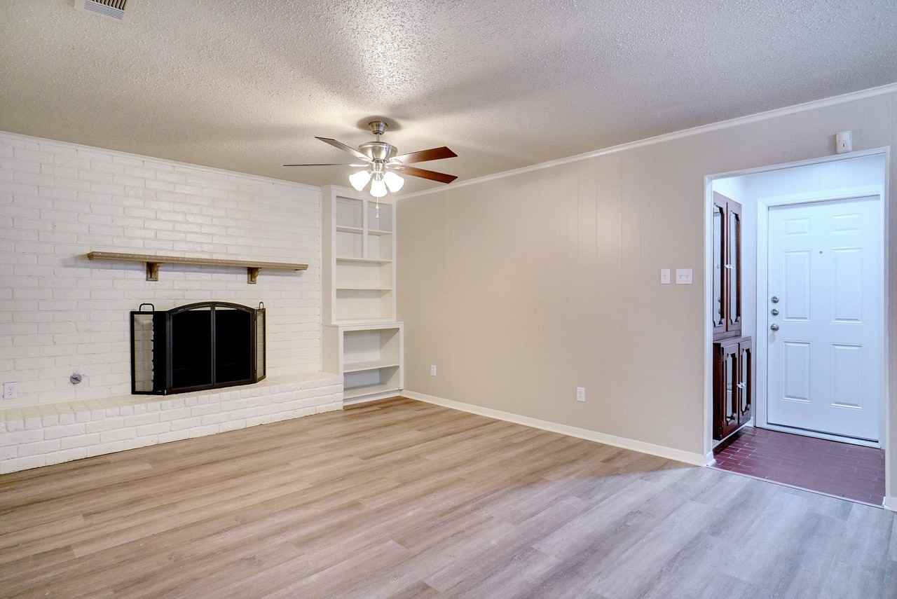 Gorgeous Two Bedroom, Two Bathroom Duplex in West Fort Worth - Photo 4 of 17