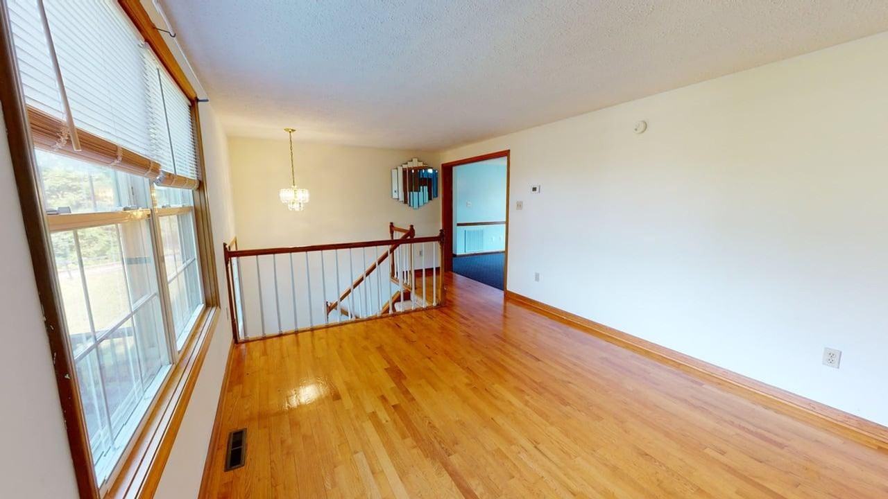 975 Greenmurray Hl - Photo 5 of 44