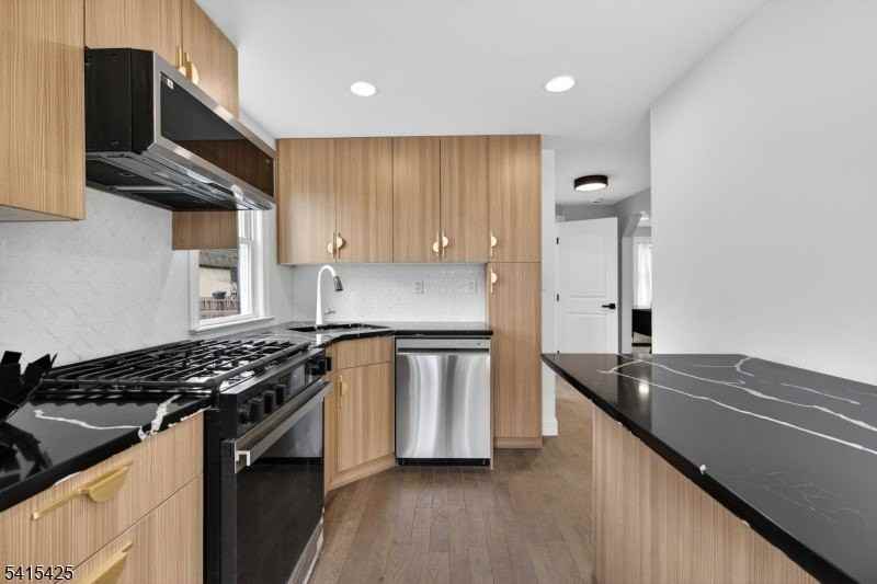 21 Lombardy Pl - Photo 4 of 42