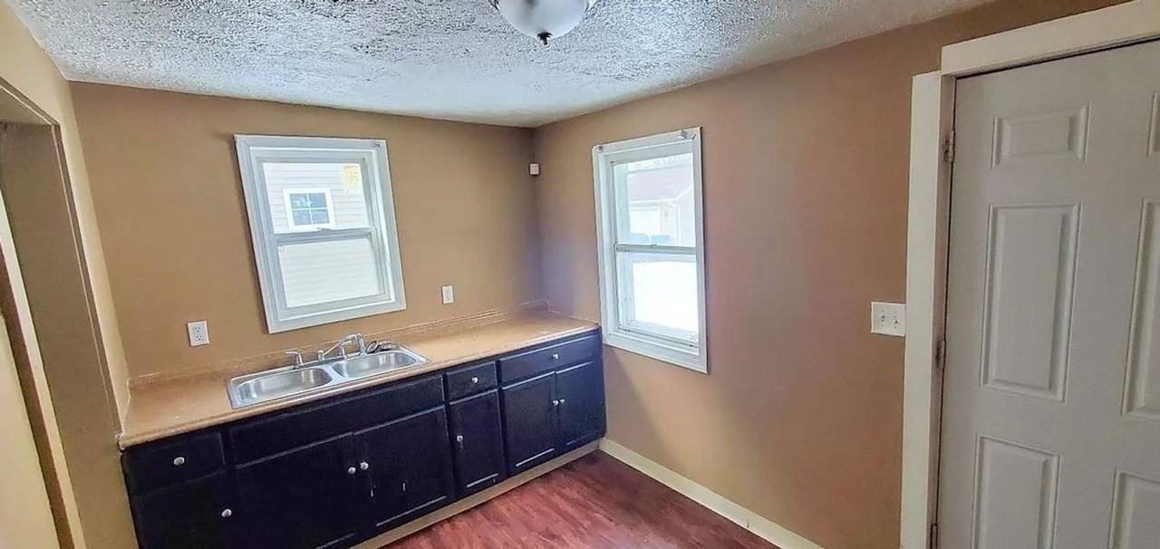 9609 Nelson Ave - Photo 3 of 4