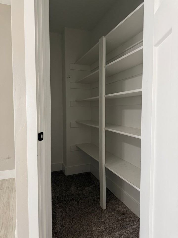 694 S Saturn Ave - Photo 4 of 13