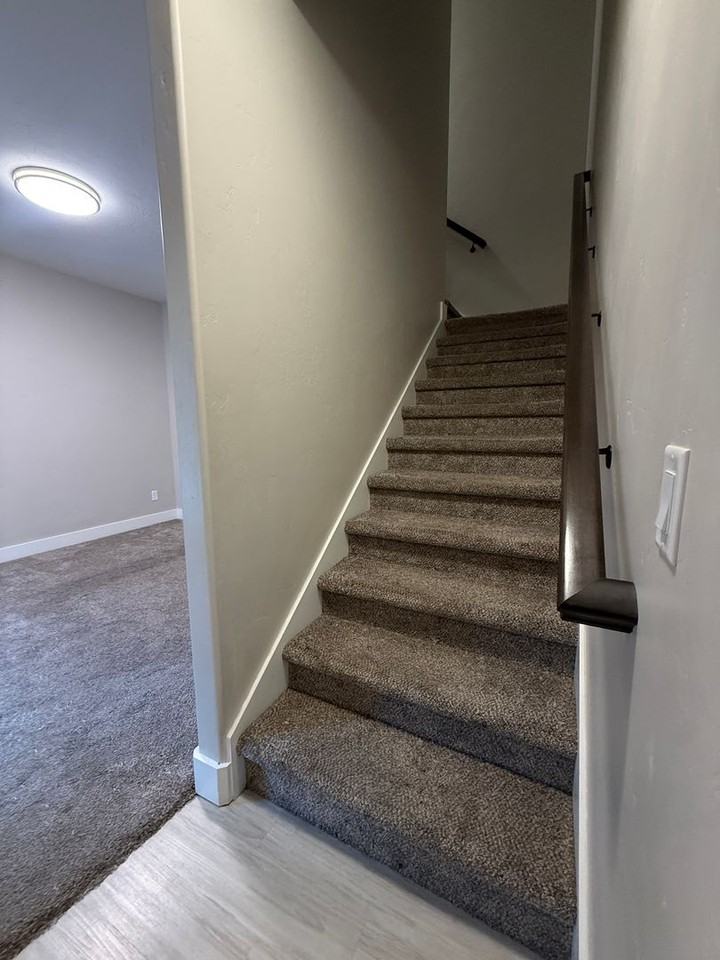 694 S Saturn Ave - Photo 5 of 13