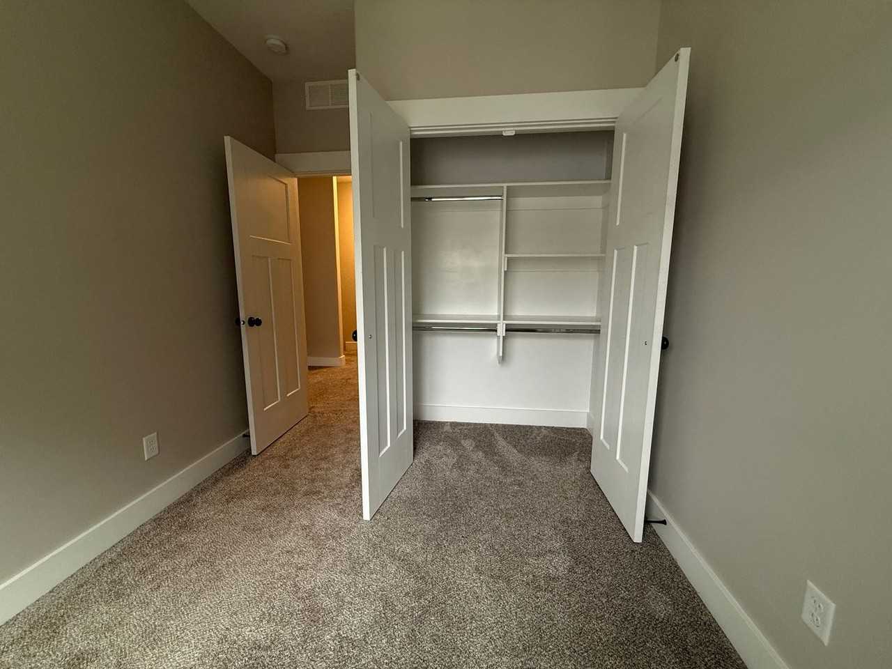 694 S Saturn Ave - Photo 7 of 13