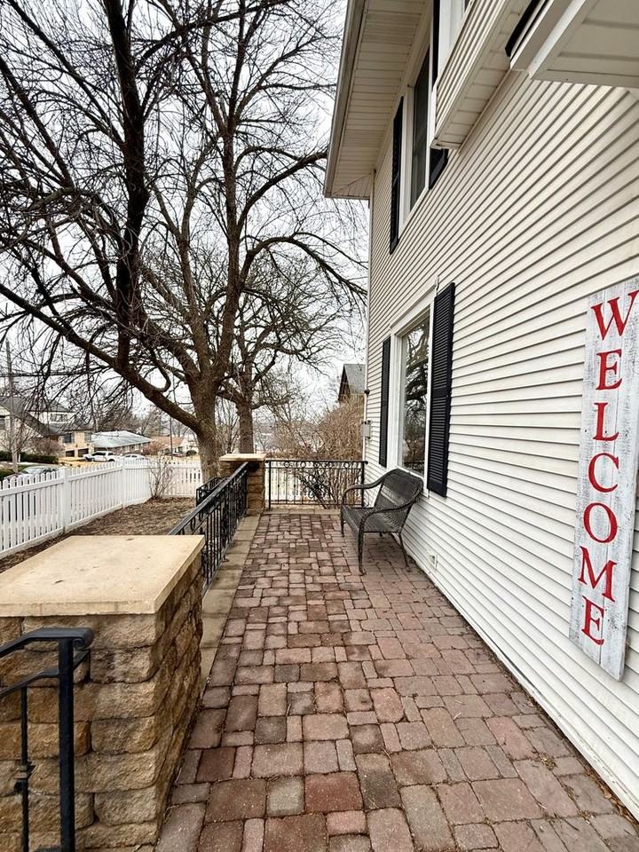 208 5th Ave - Photo 2 of 24