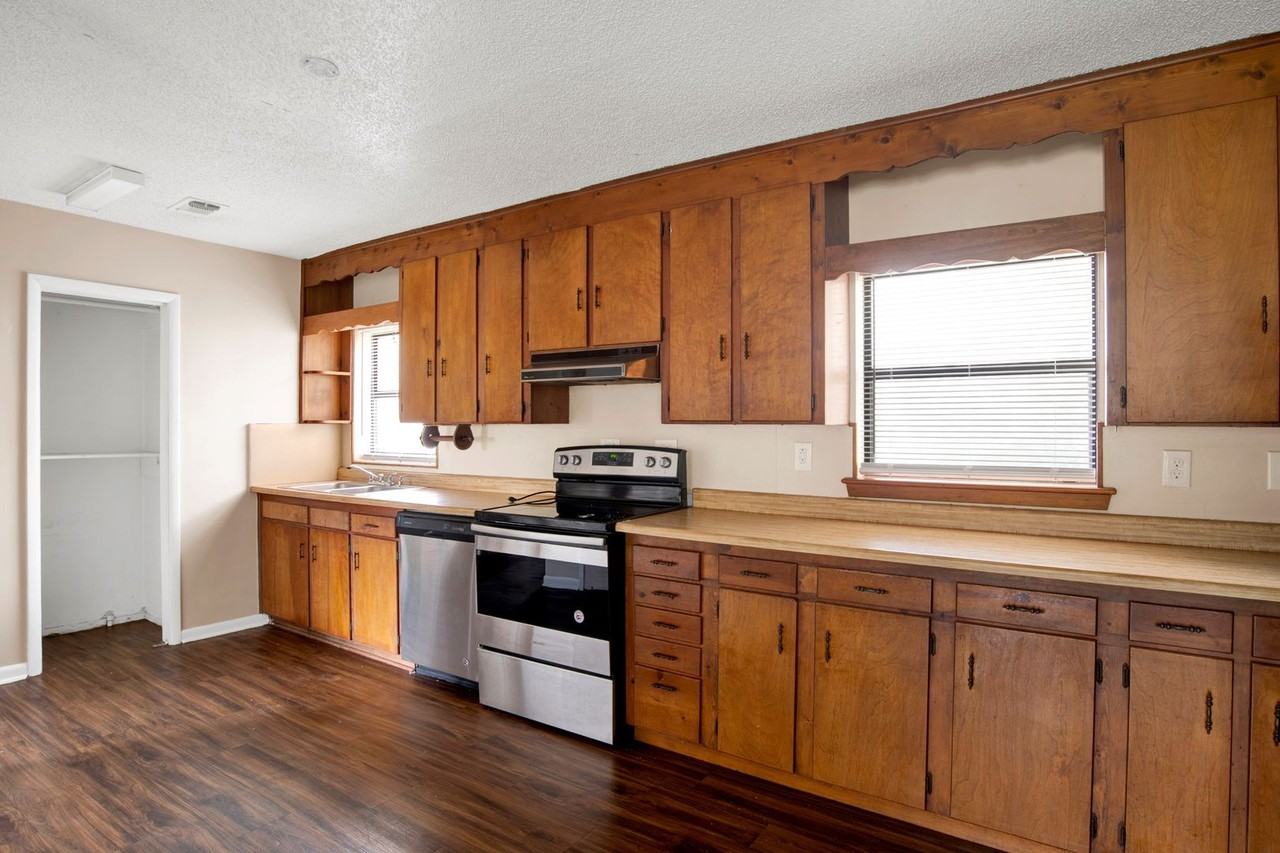 2802 W Gonzalez St - Photo 3 of 6