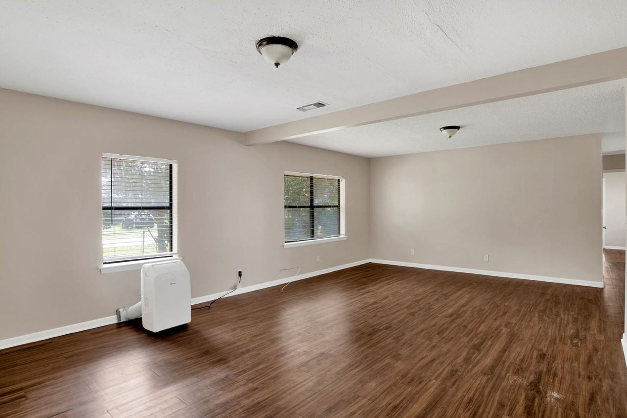 2802 W Gonzalez St - Photo 4 of 6