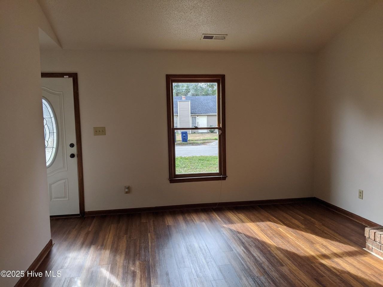 125 Corey Cir - Photo 2 of 8