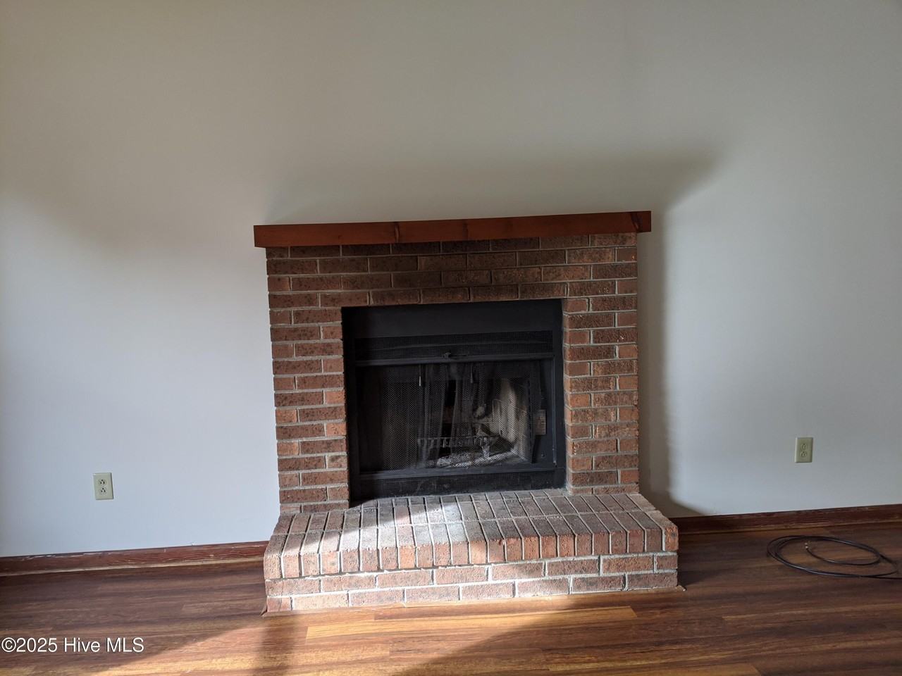 125 Corey Cir - Photo 3 of 8