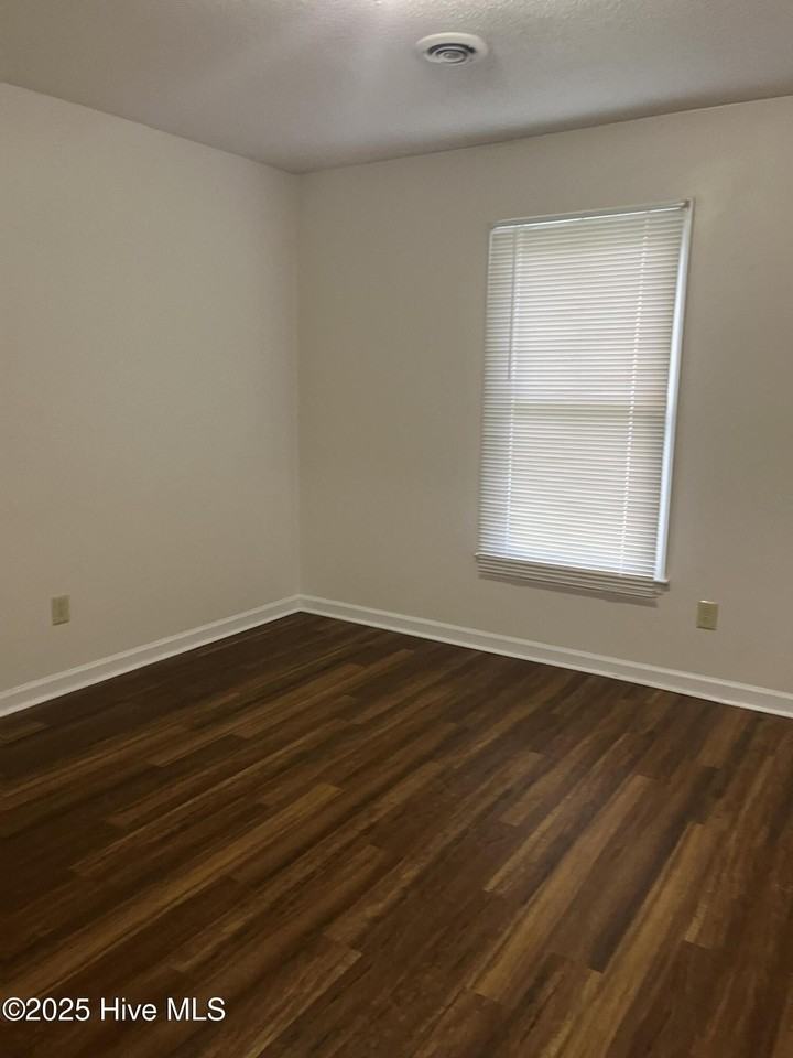 125 Corey Cir - Photo 5 of 8