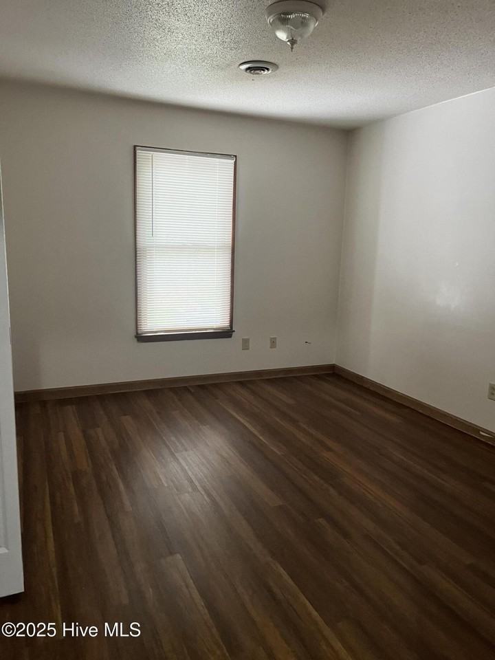 125 Corey Cir - Photo 6 of 8