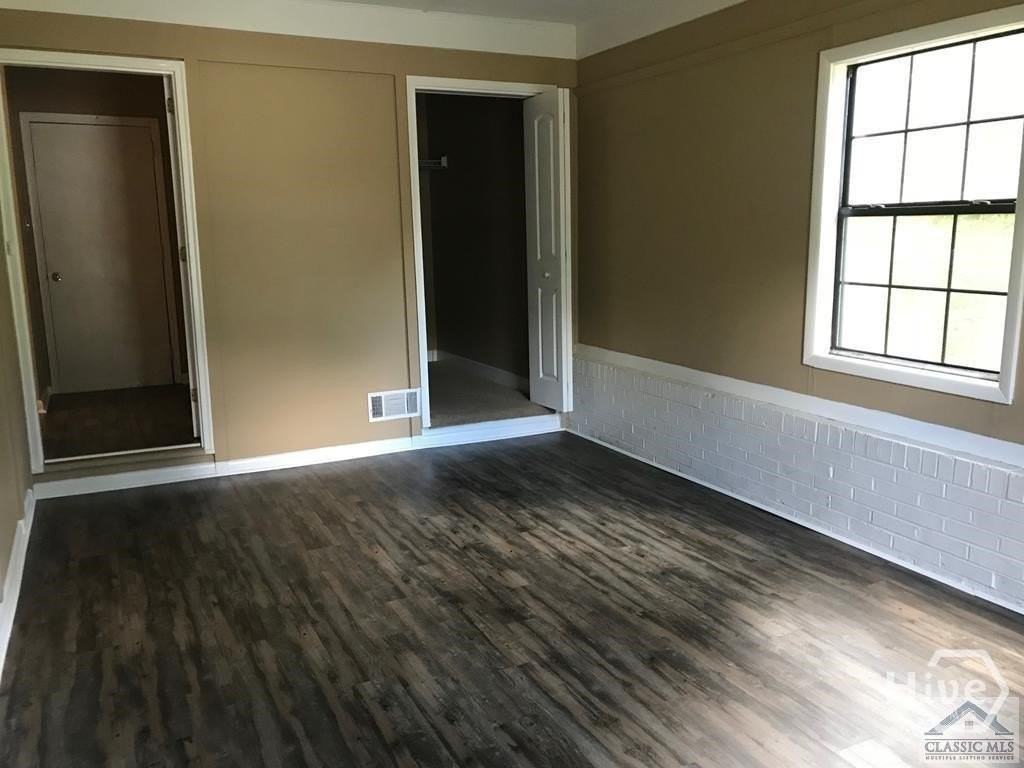 135 Lillian Dr - Photo 3 of 15