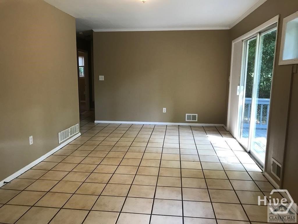 135 Lillian Dr - Photo 4 of 15