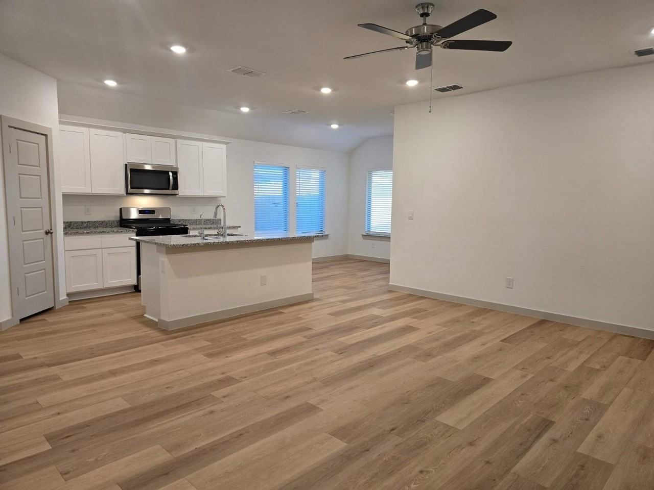 7425 8th St - Photo 2 of 25