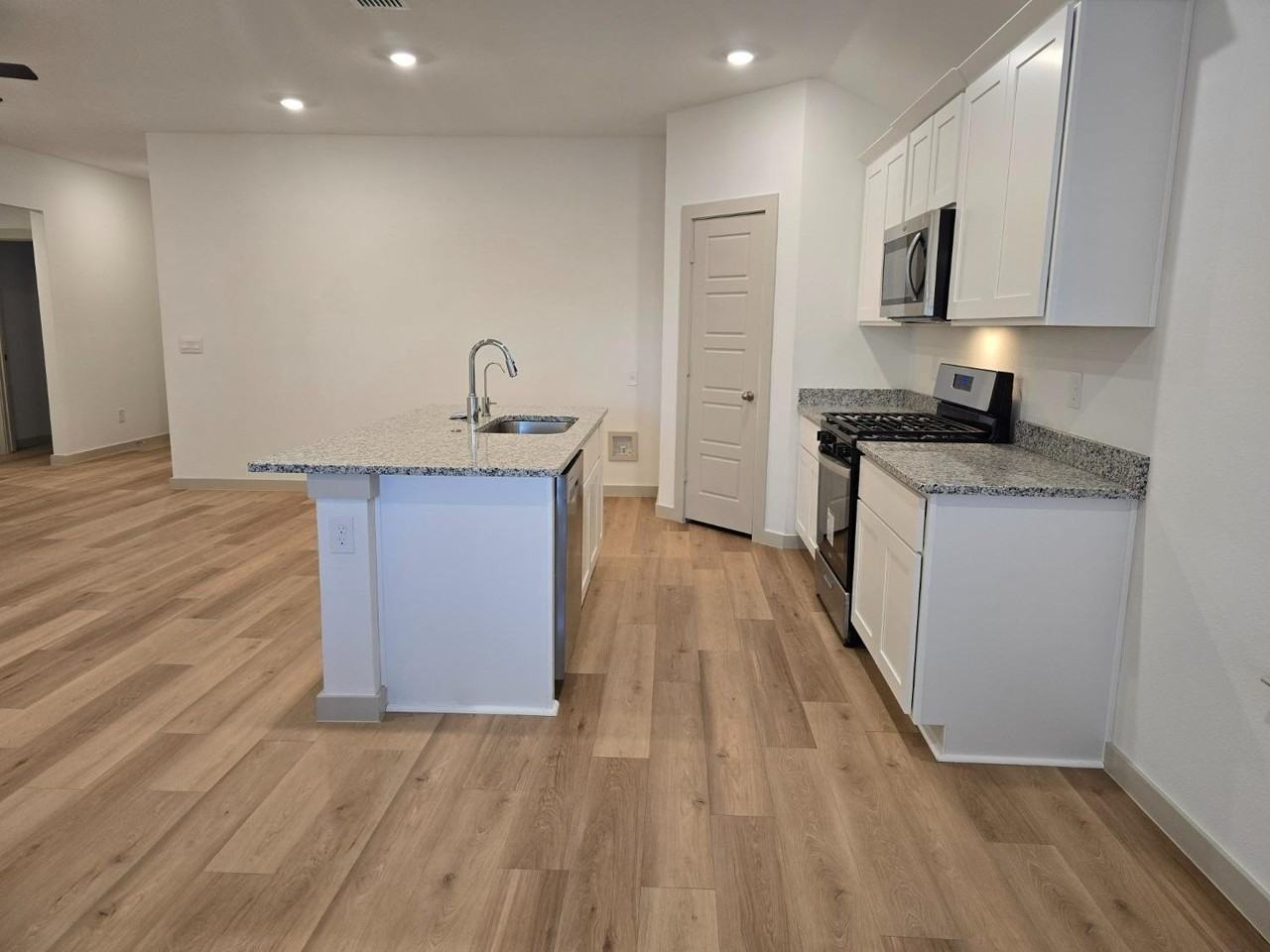 7425 8th St - Photo 3 of 25