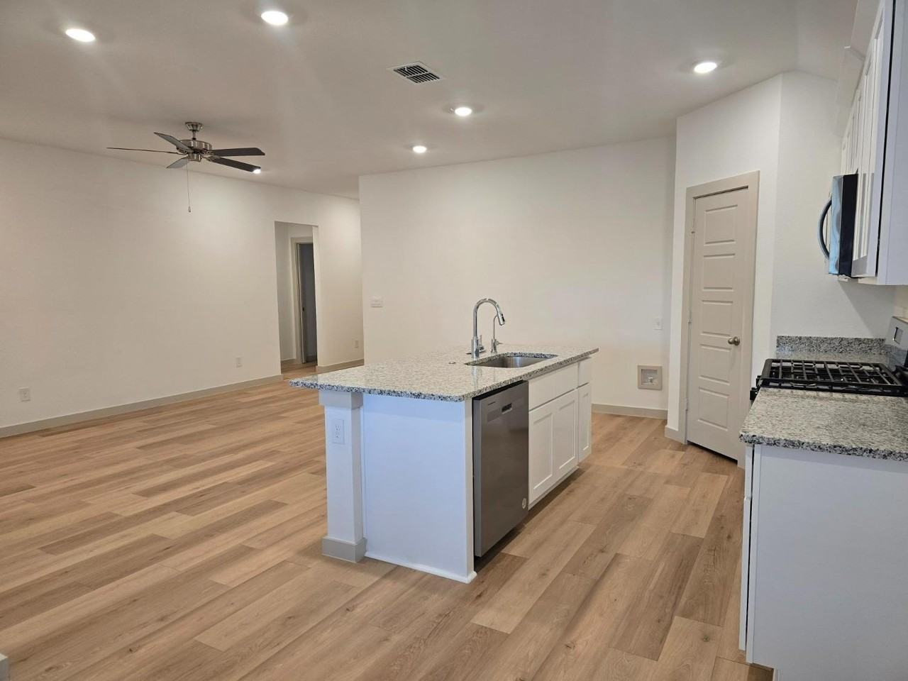 7425 8th St - Photo 4 of 25