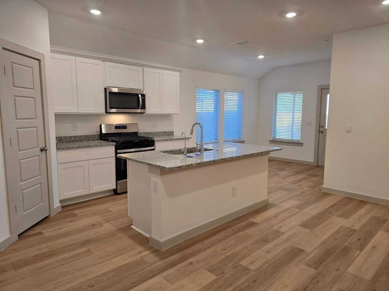 7425 8th St - Photo 5 of 25