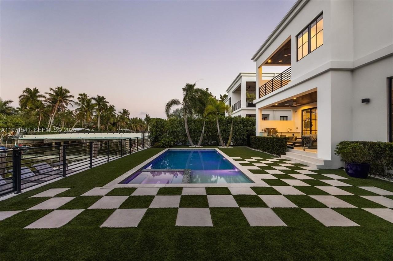 885 Ne 76th St - Photo 2 of 50