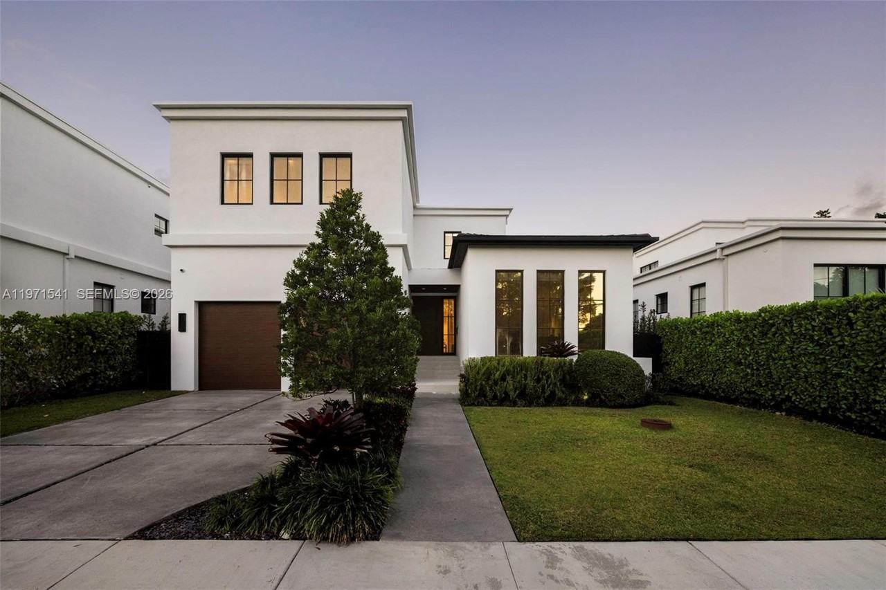 885 Ne 76th St - Photo 3 of 50