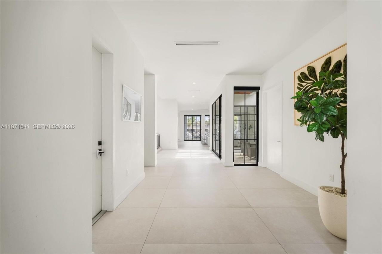 885 Ne 76th St - Photo 4 of 50