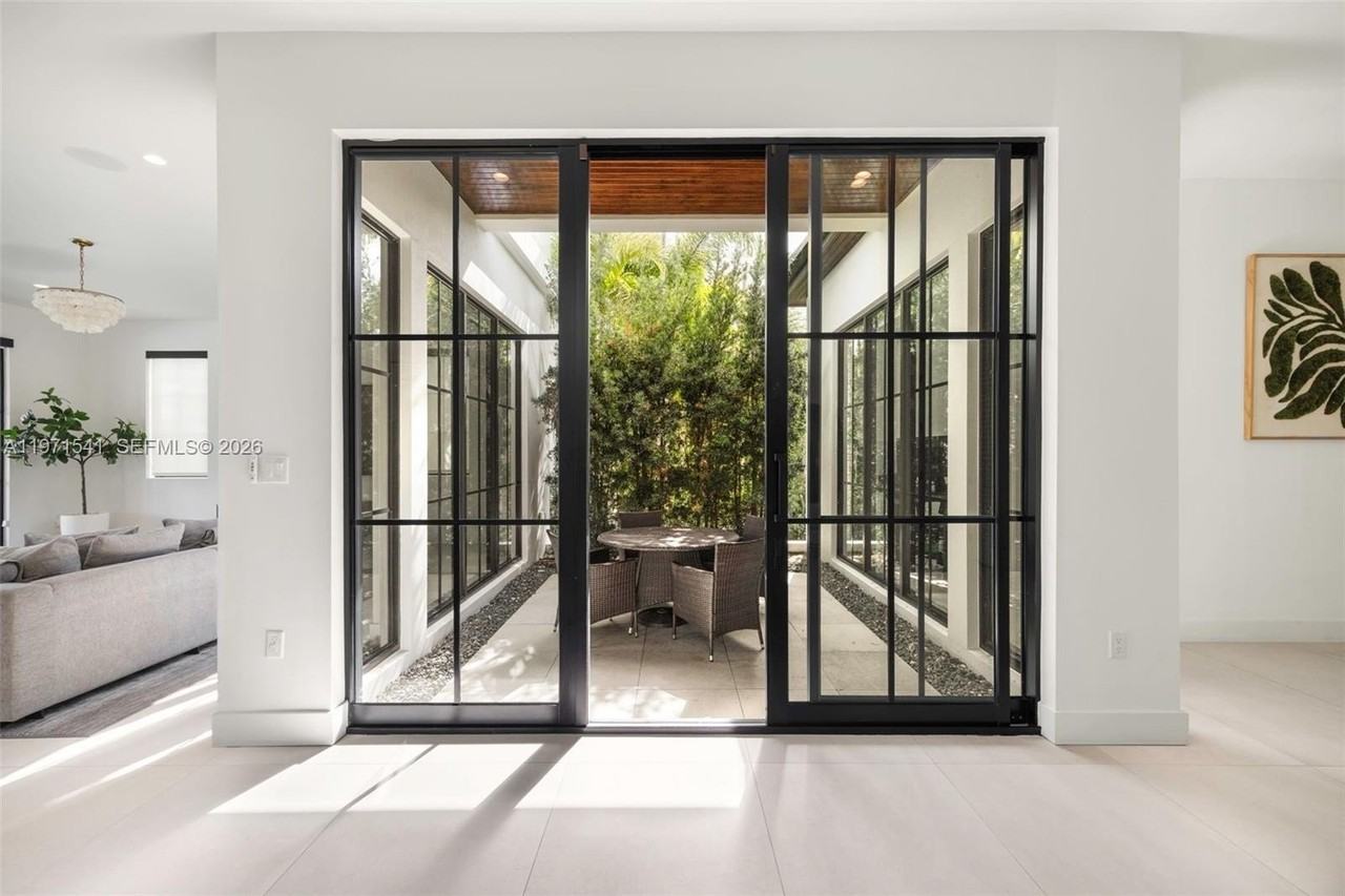 885 Ne 76th St - Photo 6 of 50