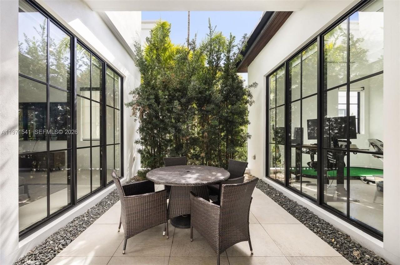 885 Ne 76th St - Photo 7 of 50