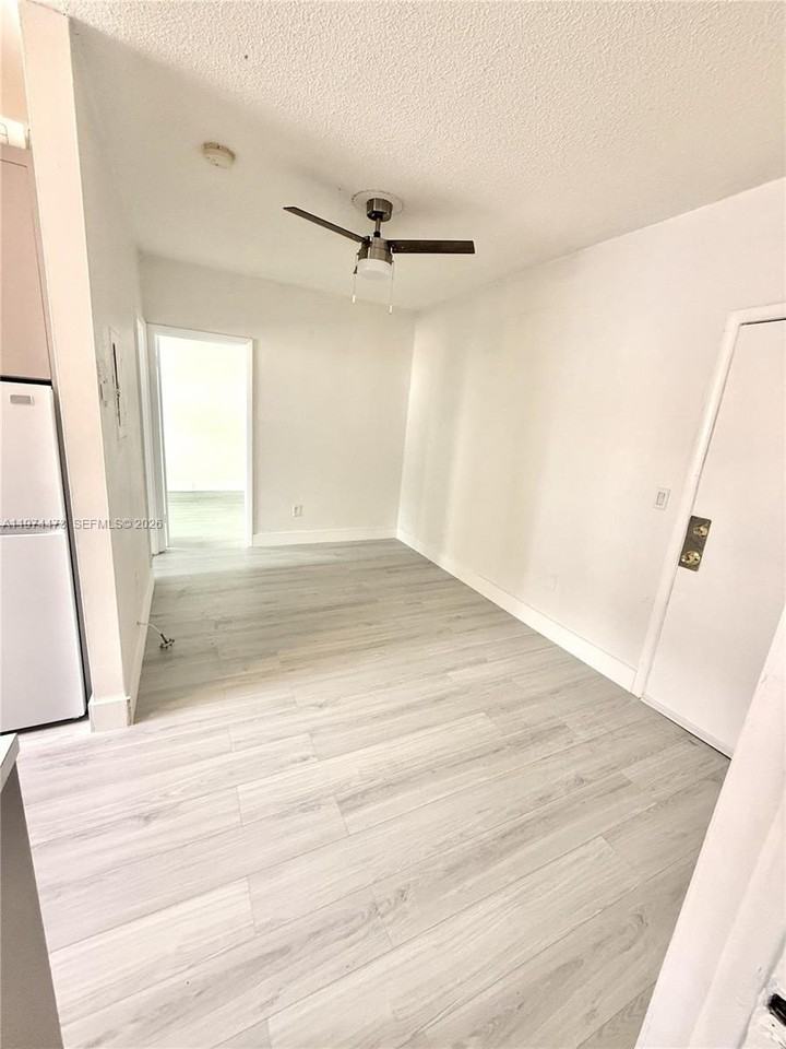 1043 Nw 2nd St #16 - Photo 3 of 9