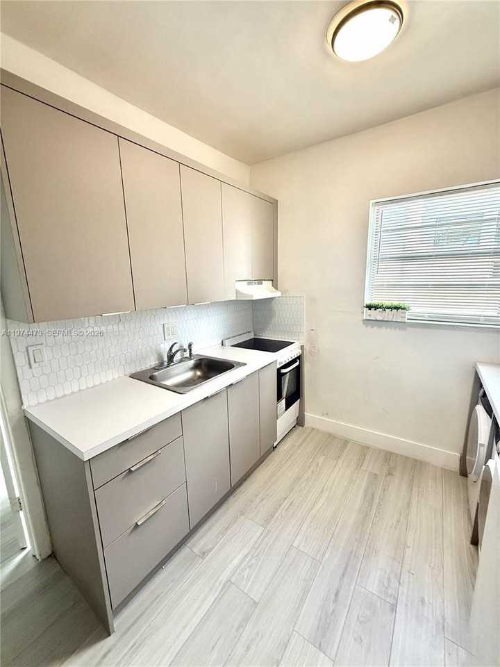 1043 Nw 2nd St #16 - Photo 4 of 9