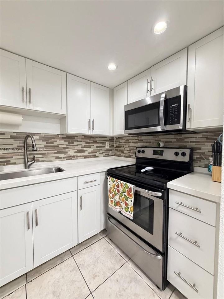 2201 W 52nd St #104 - Photo 2 of 7