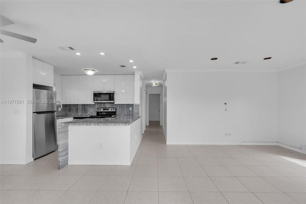 6863 Sw 21st St - Photo 4 of 33