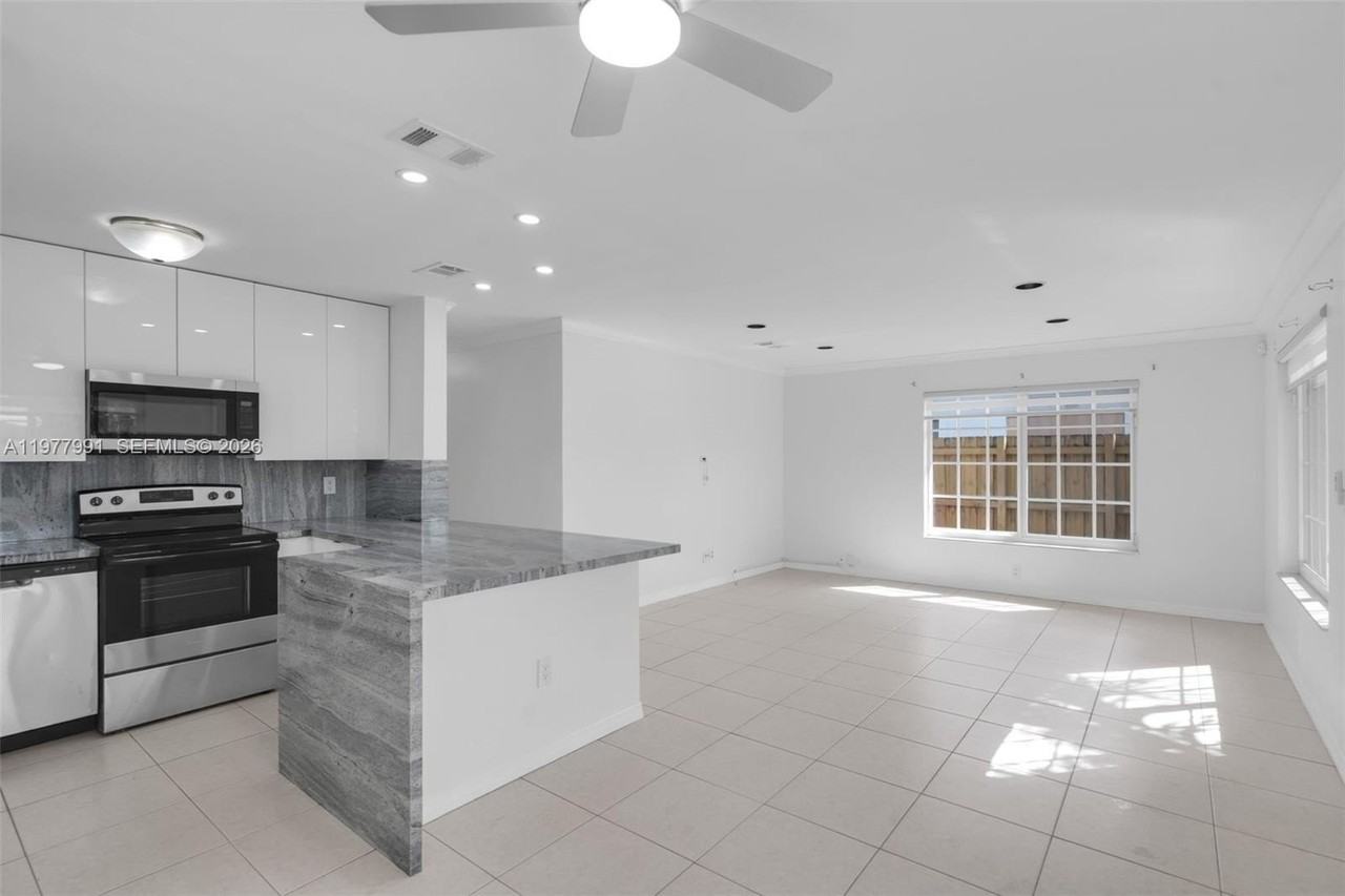 6863 Sw 21st St - Photo 5 of 33