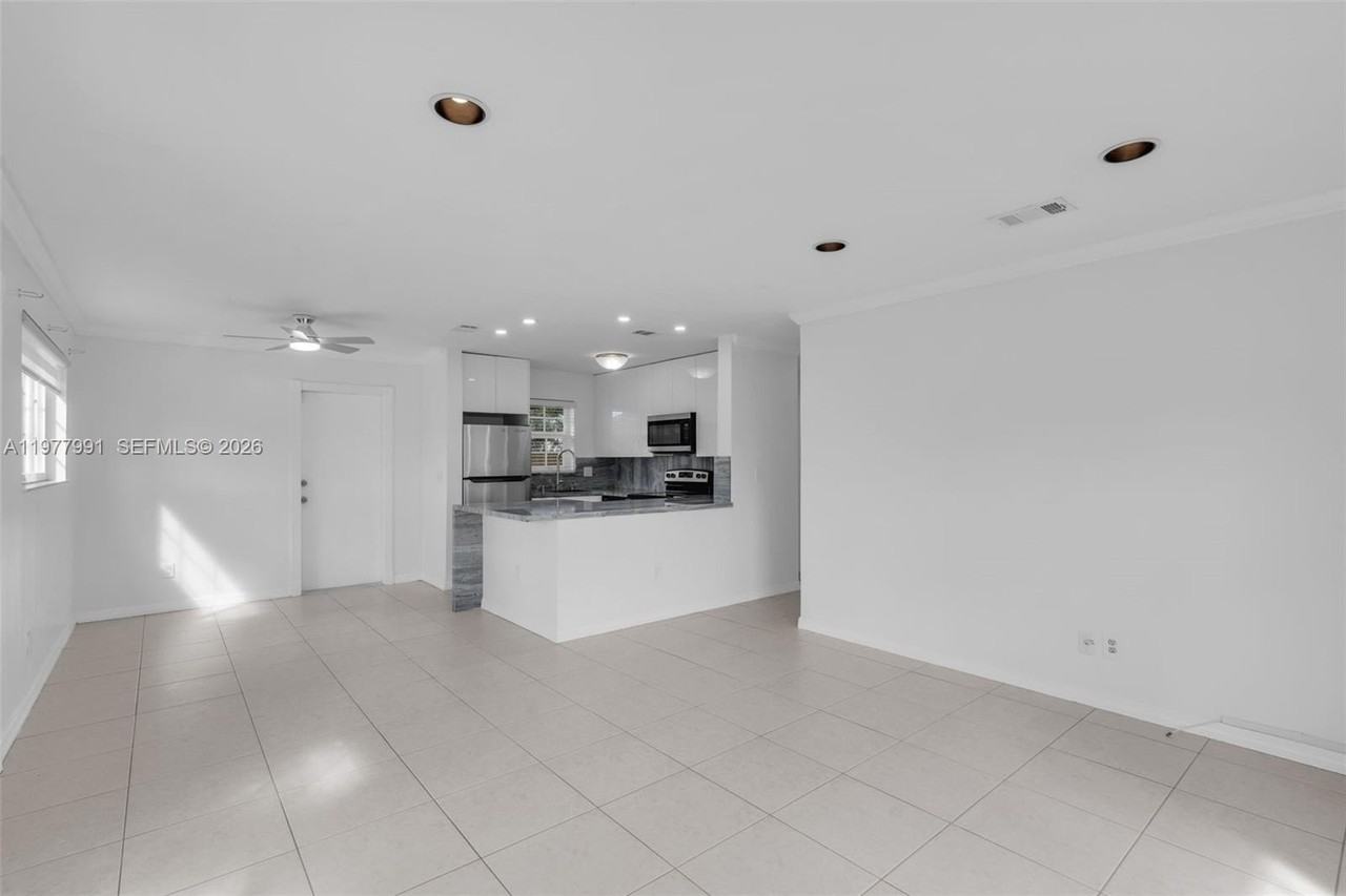 6863 Sw 21st St - Photo 6 of 33