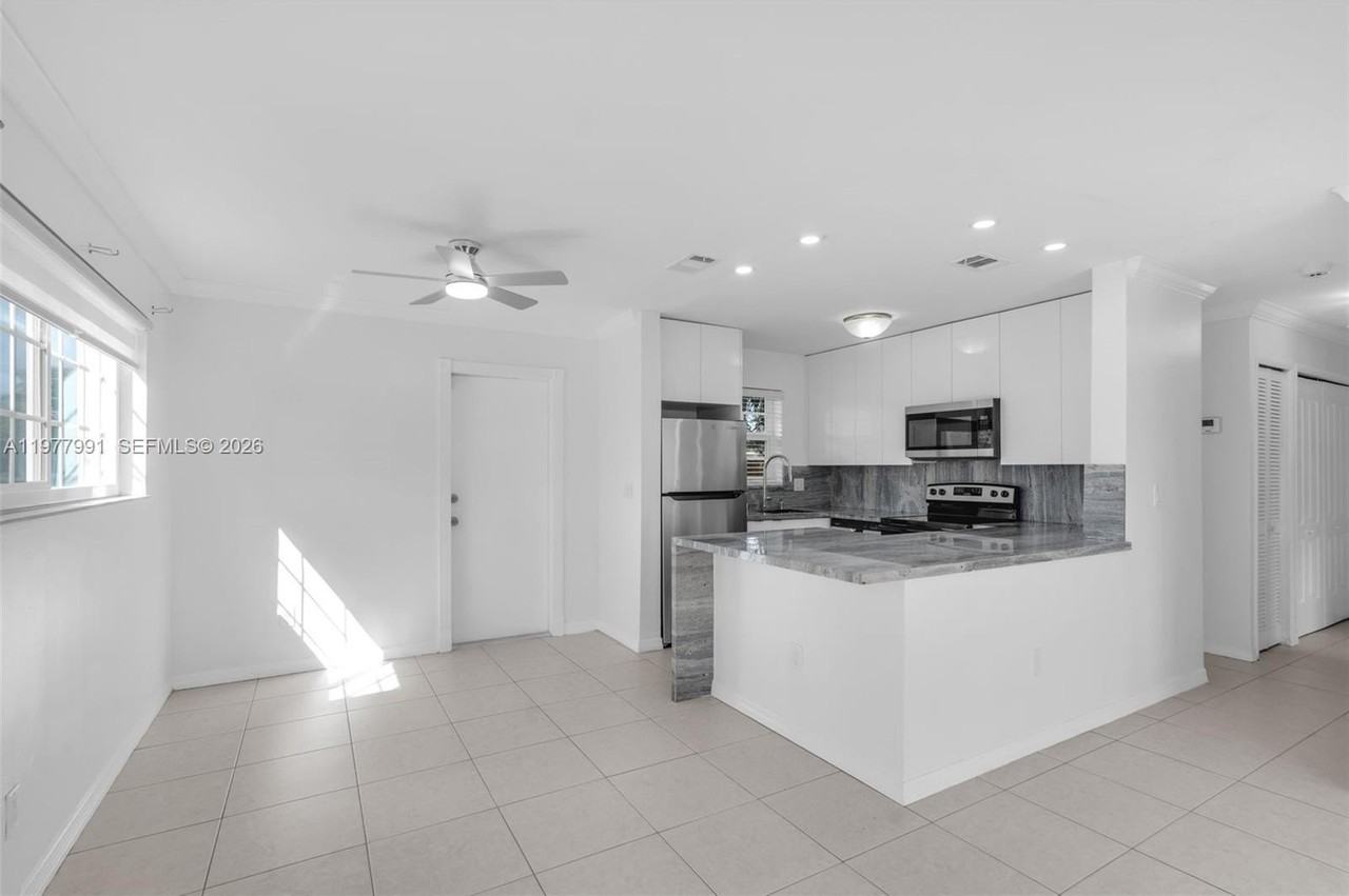 6863 Sw 21st St - Photo 7 of 33