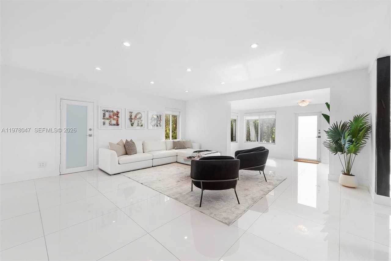 3483 Chase Ave - Photo 7 of 29