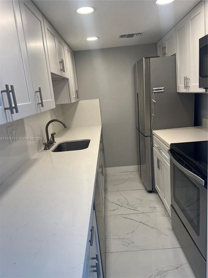 3304 Virginia St #7B - Photo 5 of 16