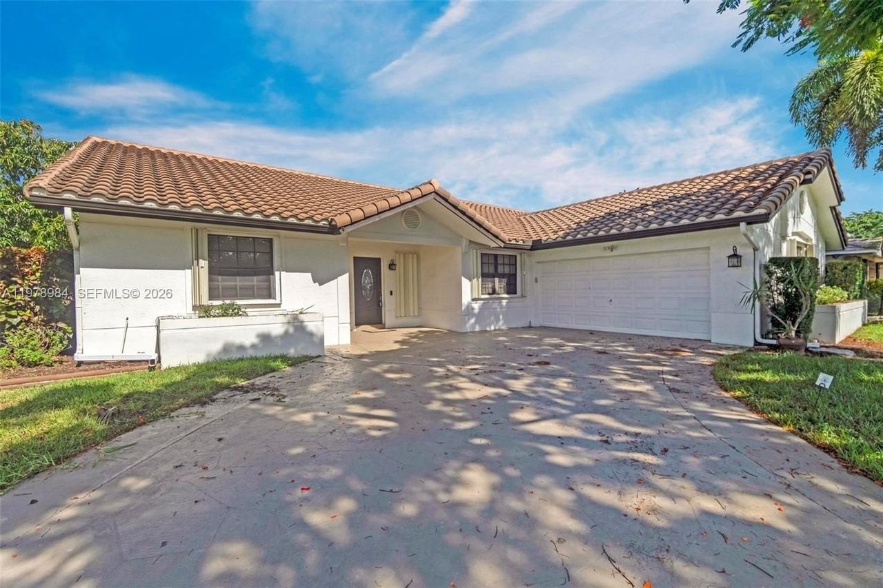 5621 Carriage Ln - Photo 2 of 43