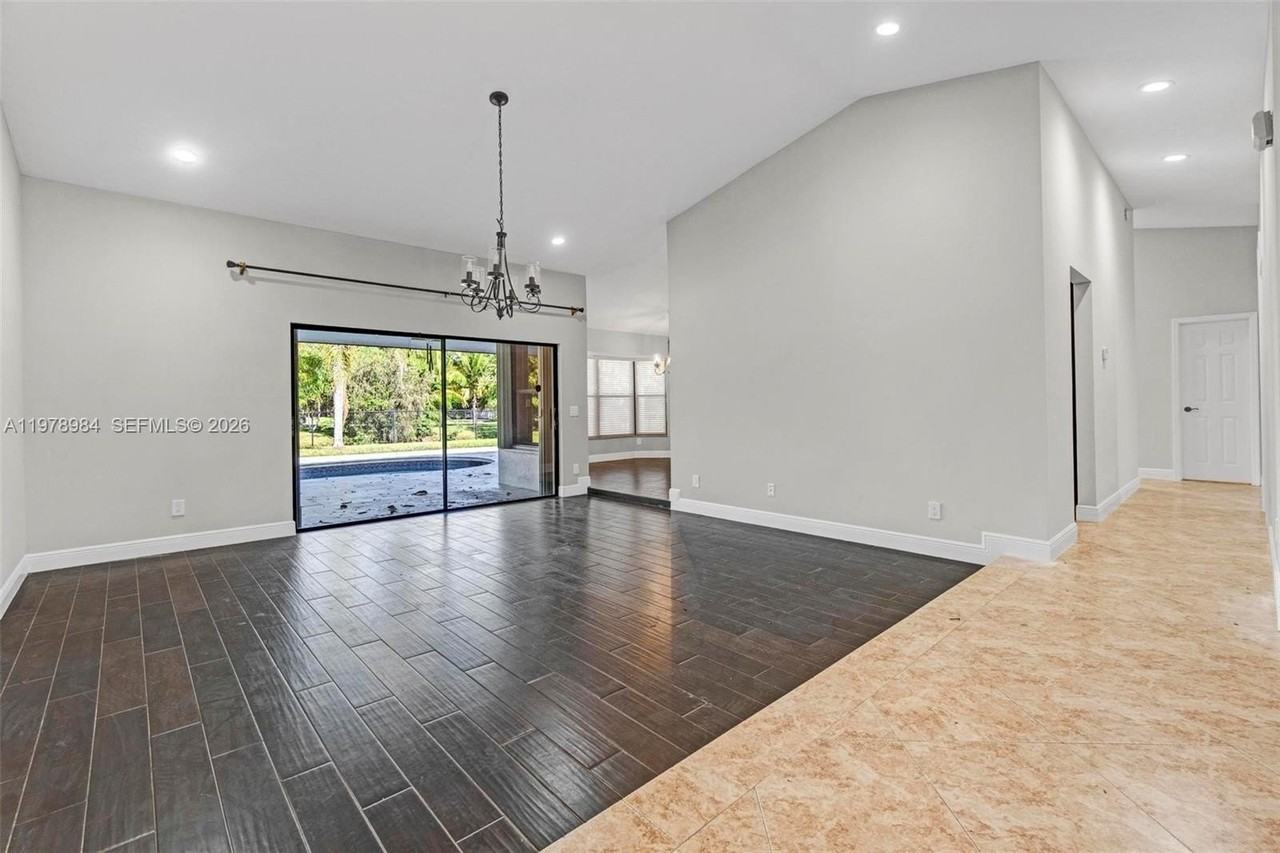 5621 Carriage Ln - Photo 4 of 43