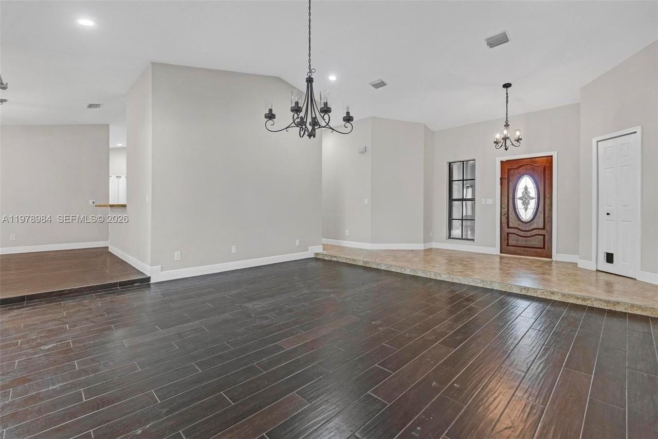 5621 Carriage Ln - Photo 5 of 43