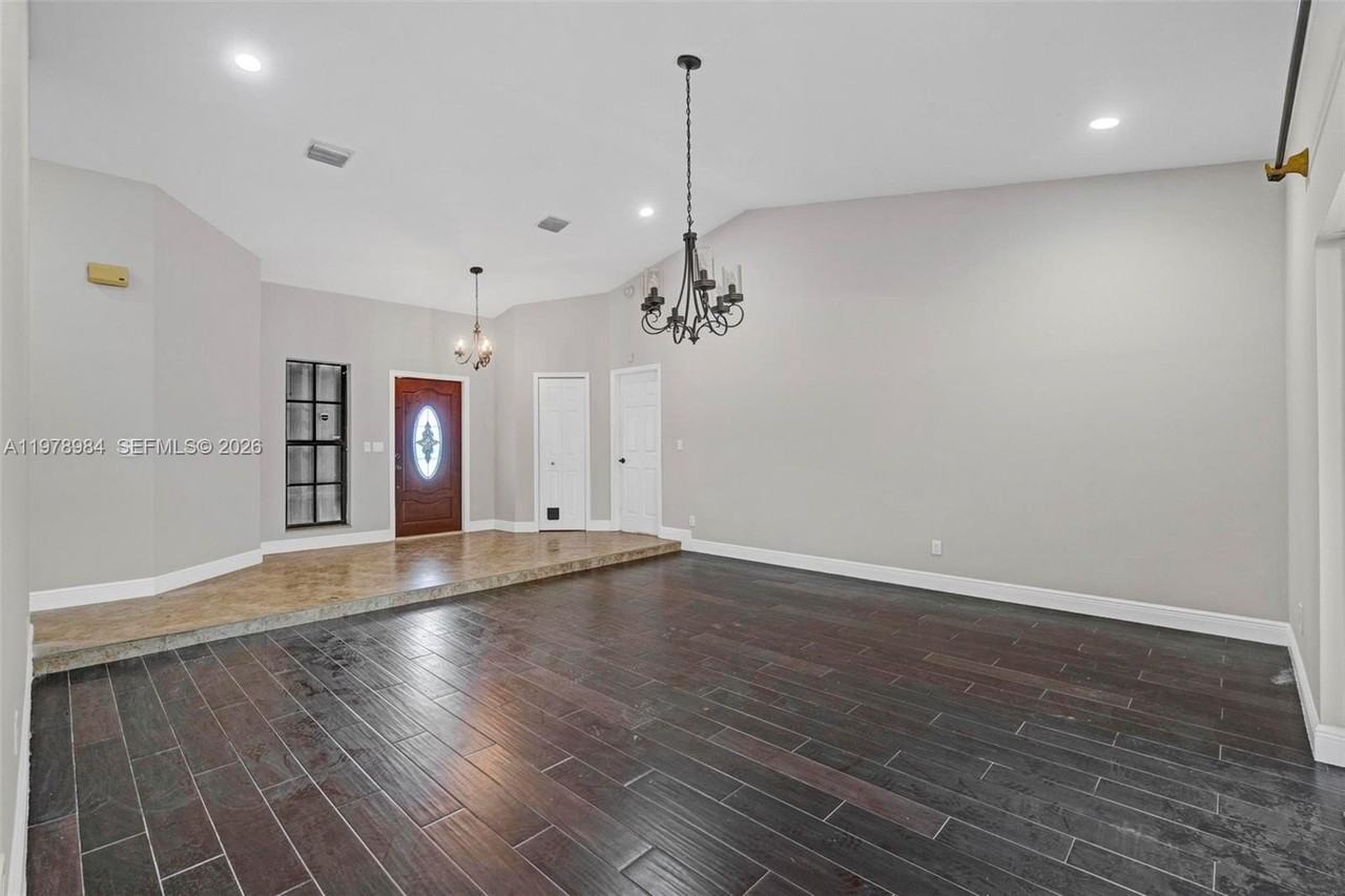 5621 Carriage Ln - Photo 6 of 43