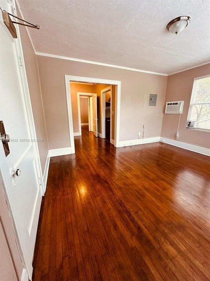 344 Mendoza Ave #8 - Photo 2 of 9